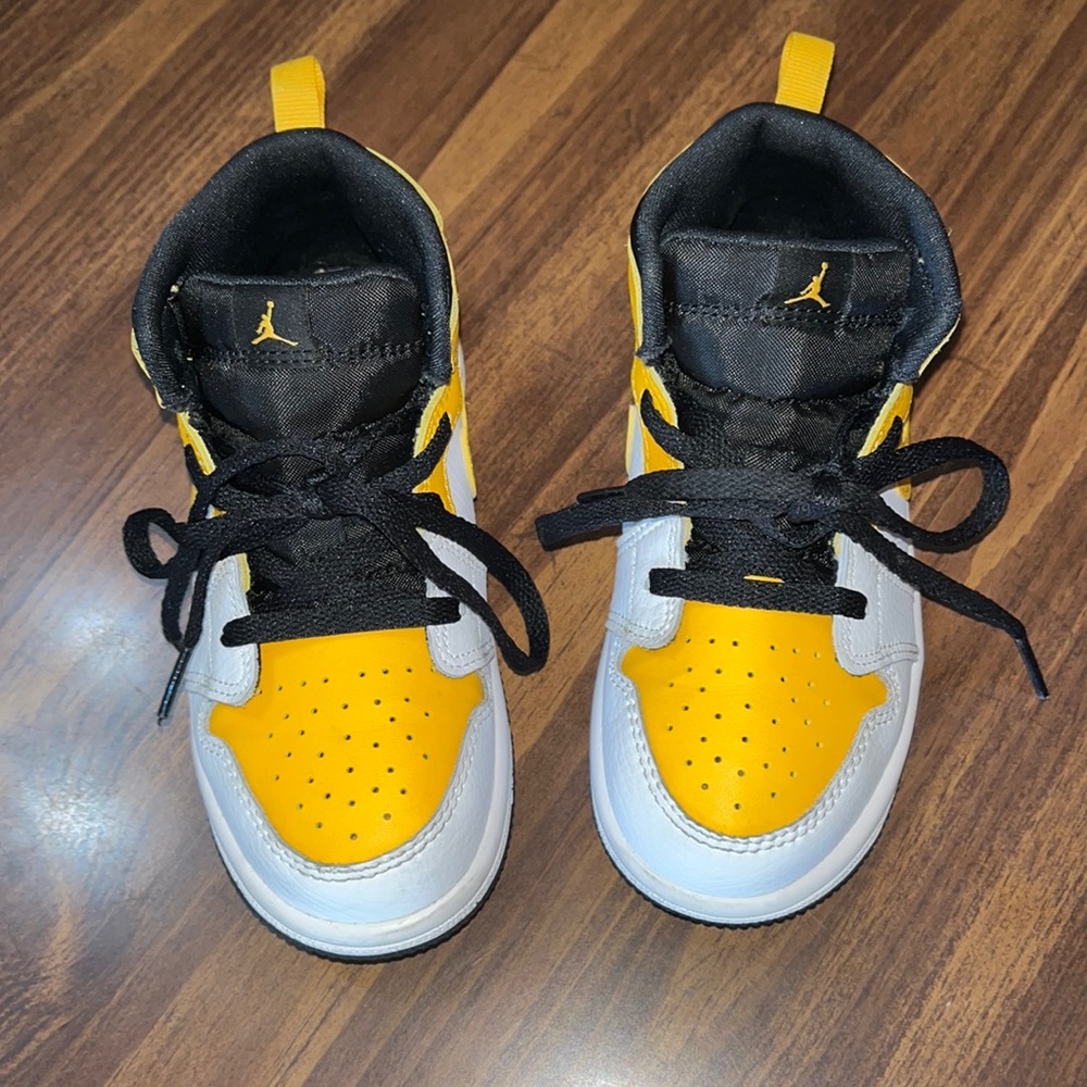 Nike Air Jordan 1 Mid University Gold Black 640735-
170 size 10C